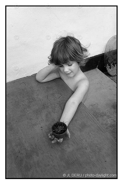 petite fille avec une plante -  little girl with a plant